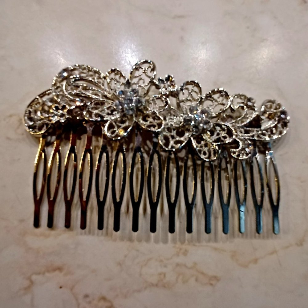 silver-like, metal hair comb